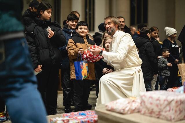 Pater Tobias freute sich, den Kindern Geschenke überreichen zu können. | Foto: Lars Heidrich / Projekt LebensWert