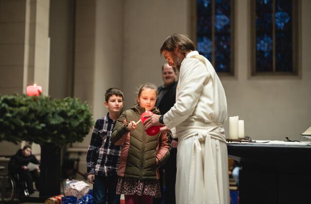 Kinder aus dem Duisburger Norden entzündeten die Kerzen des Adventskranzes. | Foto: Lars Heidrich / Projekt LebensWert