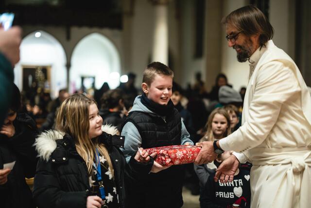 Pater Tobias freute sich, den Kindern Geschenke überreichen zu können. | Foto: Lars Heidrich / Projekt LebensWert