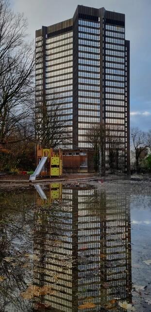 ...Dezember-Regenwetter in Essens´ Innenstadt.... 
SPIEGEL (glatte-) Gefahr, ääähhh, Spiegelungsgefahr :-))))))))))))) grinZ
2023@ana´