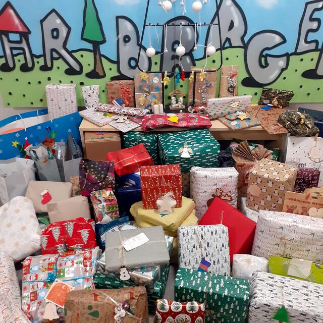 Das Ergebnis der Wunschbaumaktion konnte sich sehen und verschenken lassen: 80 Pakete! 
Foto: www.trinitatis-duisburg.de
