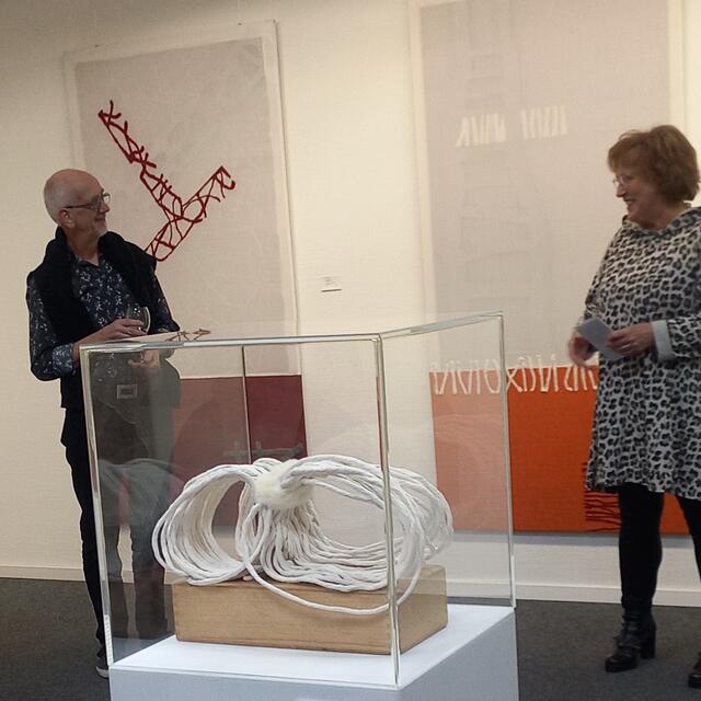 Stellv. Bürgermeisterin Christel Briefs und Lothar Janssen vor Arbeiten von Gudrun Kleffe