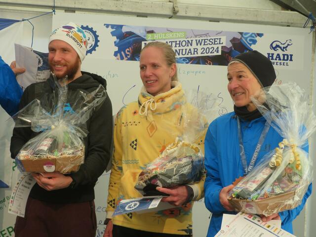 Dieser nette Mensch gehört auch zu den drei schnellsten zu den ganz sympathischen Siegern bzw. Top-Drei-Läufern!!! 