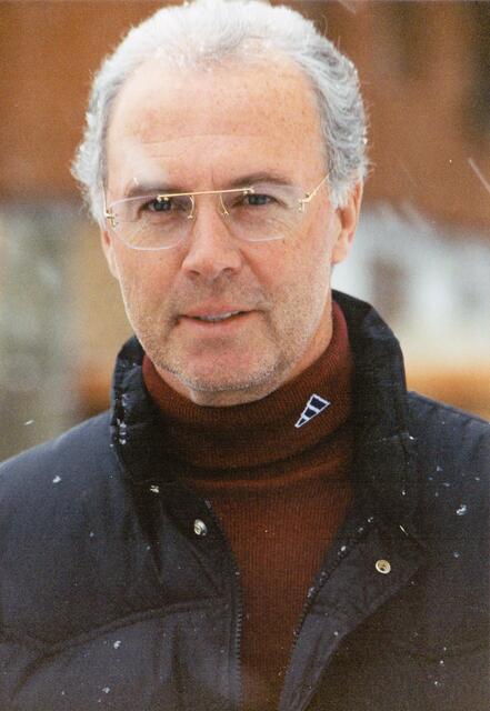 Franz Beckenbauer, der beste Fußballer den Deutschland je hatte. Seine Technik, die Übersicht und die spielerische Eleganz überzeugten nicht nur um die Jahrtausendwende jeden aktiven Fußballer. Dazu ein Mann ohne Starallüren der auf Menschen zugehen konnte mit dem gewissen Etwas. | Foto: Ulrich Rabenort