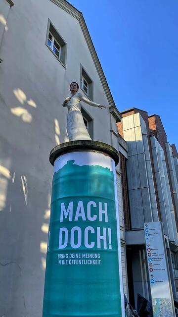 Sie friert nicht: Die Säulenheilige "Braut" (2006) von Christoph Pöggeler an der Citadellstraße.  | Foto: ©Margot Klütsch