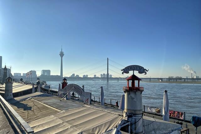 Hochwasser am frostig-schönen Rhein. | Foto: ©Margot Klütsch