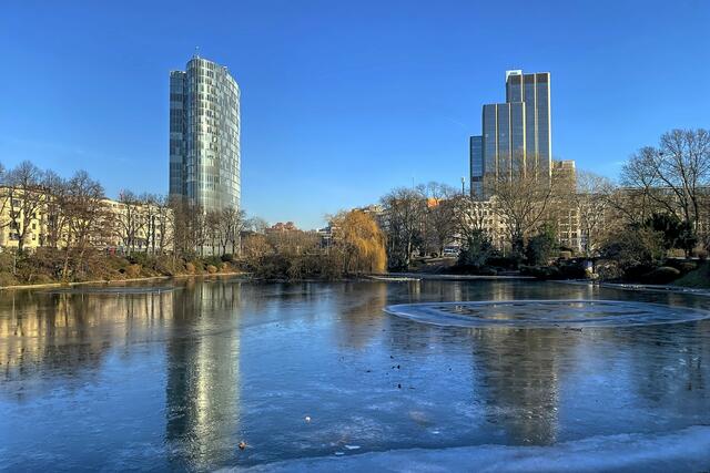 GAP 15 und LVA-Hochhaus spiegeln sich im Schwanenspiegel. | Foto: ©Margot Klütsch
