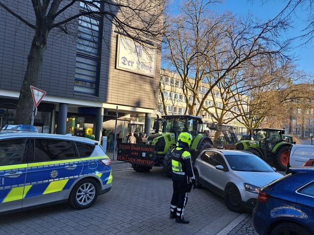 Treckercorso, Bauernprotest  und ein bischen Verkehrschaos am Kopstadtplatz vor der Zentrale der Essener Grünen. Die Polizereibeamten mussten allerdings nur den Verkehrs lenken, denn die Debatten um mehr oder weniger Subventionen für die deutsche Landwirtschaft waren sehr lebendig aber jenseits von Übergriffsgefahren. .  | Foto: Walter Wandtke