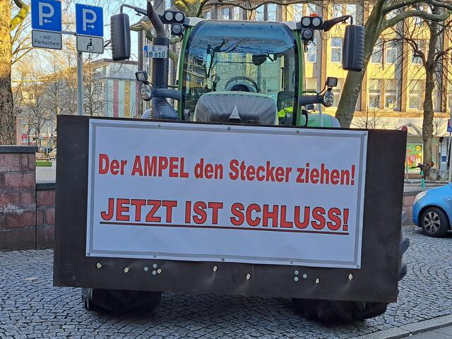 Nicht an vorderster Demonstrationsfront, aber doch auf einem der hinteren Parkplätze am Kopstadtplatz gab es auch unübersehbare Hinweise , dass es nicht bestimmten Teilnehmergruppen nicht nur um zu gekürzte Agrarsubventionen im Bundeshaushalt 2024 geht. Wer allerdings der Ampel den Stecker ziehen will , nimmt möglichlicherweise Verkehrschaos und Unfallopfer in kauf.  | Foto: Walter Wandtke