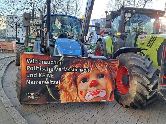 Ob die protestfreudige Bauernvereinigung "Land schafft Verbindung" die Politk der jetzigen Bundesregierung grundsätzlcih als Narrenwitz empfindet und politische Verläßlichkeit möglicherweise nur bei der CDU und Rehcts davon finden will,  blieb am Kopstadtplatz noch teilweise offen. | Foto: Walter Wandtke