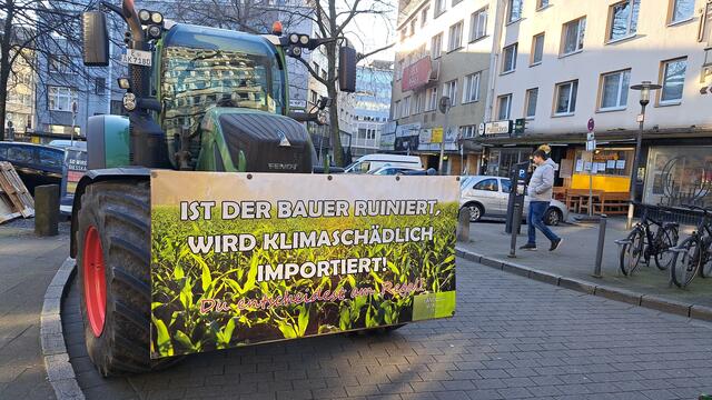 Die Gruppe "Land schafft Verbindung"  verbreitet eine gefährliche vereinfachte Problemlösung Die Entscheidung am Regal für regionale oder Bioprodukte, insbesondere im Supermarkt, wird oft weniger von den Verbraucher*innen, als von wenigen Lebensmittelkonzernen bestimmt. Ob Aldi; Lild; Edeka oder REWE , dort Großhandelseinkaufspreise bis zur absoluten Schmerzgrenze für Bauern gedrückt. Klimaschädlich importierte Lebensmittel in die EU oder Lebensmittel aus der EU z.B.in afrikanische Länder machen vor allem außerhalb Europas die Agrawirtshcaft kaput. | Foto: Walter Wandtke