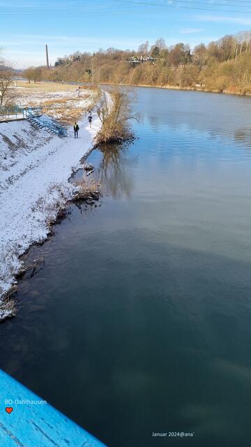 schau von oben, von der BRÜCKE aus, in die Ferne´