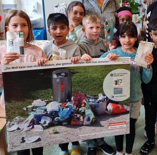 Wilder Müll - brachte zur "Europäischen Woche der Abfallvermeidung" die kleinen Betrachter:innen zum Staunen. Gemeinsam wurde mit den Kindern der Diesterwegschule besprochen, was man besser machen kann.