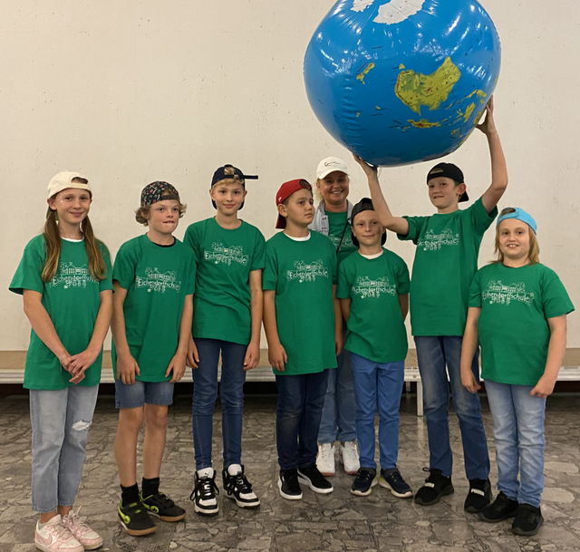 Die Umweltkids der Eichendorffschule komponierten einen coolen Song für die Umweltberatung, der am FairAbend im September einen Sonderpreis erhielt.
#eichiesforfuture