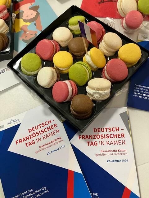Wann gibt's denn sowas? Zum Festtag wurden bunte Macarons im Rathaus verteilt.