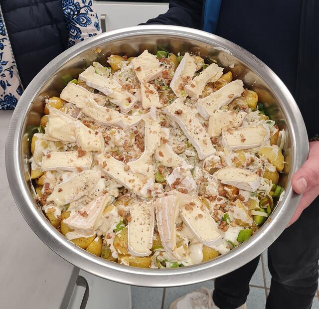 Der französische Kartoffelauflauf mit Camenbert und Creme Fraiche wurde statt mit Bacon, mit Walnüssen und viel Porree zubereitet. Bon Appetit!