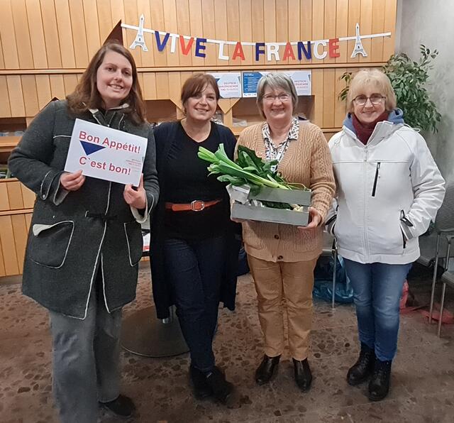Französischer Besuch und Unterstützung am Infostand im Rathaus-Foyer.