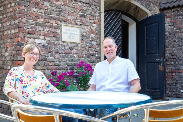 Das Foto zeigt Prädikantin Dr. Wiebke Breustedt und Pfarrer Stefan Korn vor der Duisserner Notkirche, wo sie auch den musikalischen Gottesdoienst im Vorfeld des Valentinstags gestalten.
Foto: Rolf Schotsch
