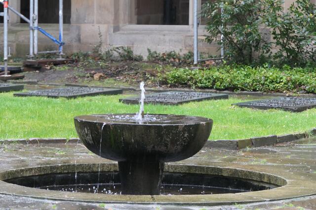 Der kleine Friedhof, der vom Kreuzgang umschlossen wird.