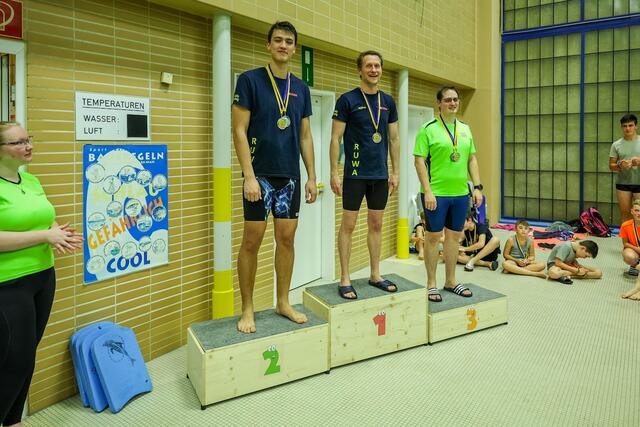 Zusammen 107 Jahre alt und noch nichts verlernt: Daniel Meier, Björn Rams (beide RUWA) und Stefan Metternich (Schwimmverein Borbeck) nach ihrem Fight über 100m Lagen. | Foto: Martin Wieser