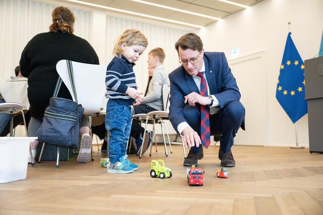 Daniel brachte natürlich seinen "Fuhrpark" mit in die Staatskanzlei | Foto: land.nrw/mark.hermenau