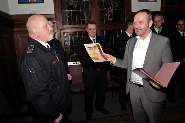 Holger Bügel erhält die Jubiläumskarte | Foto: Horst Nauen