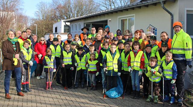 Und da standen die kleinen  und großen Müllsammler,  rausgerüstet mit Warnschutzwesten, Greifzangen, Handschuhen und Müllsäcken und konnten es  kaum abwarten endlich an den Start zu gehen
 | Foto: © Jürgen Thoms  