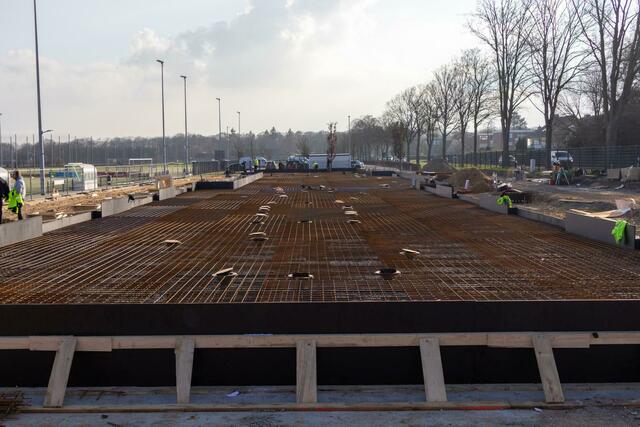 Vorbereitende Arbeiten sind schon absolviert worden. Zu erkennen sind auch die zahlreichen Versorgungsleitungen für insgesamt 12 Umkleidekabinen. | Foto: Stadt Kleve