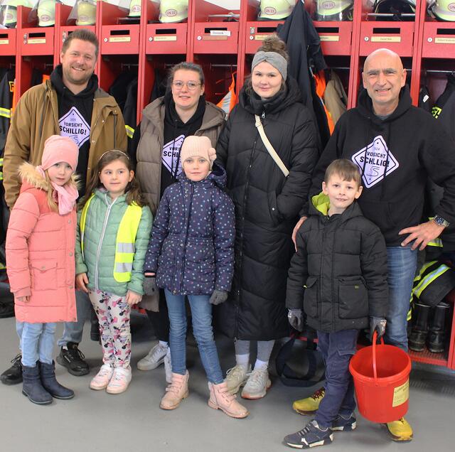 Rechts im Bild: Matthias Landsberg - Rektor und Leiter der Schillerschule mit einer starken Teambegleitung  | Foto: © Jürgen Thoms 