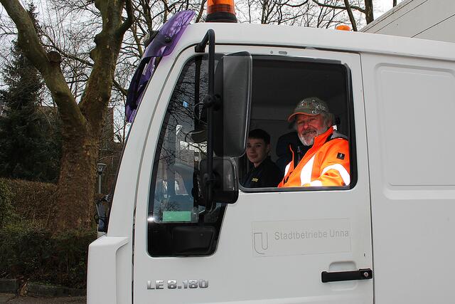Fahrzeug der Stadtbetriebe um alles einzusammeln und abzutransportieren  | Foto: © Jürgen Thoms  