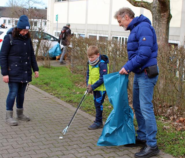 Auf geht`s an der Sonnenschule. Ortsvorsteher  Meinolf  Moldenhauer mit auf Tour | Foto: © Jürgen Thoms 