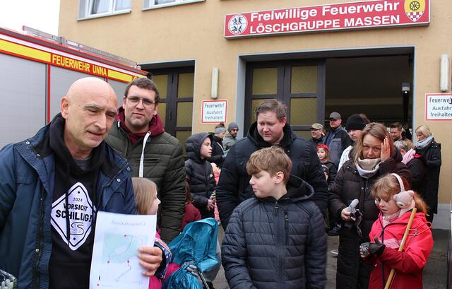 Auf geht`s: Matthias Landsberg - Rektor und Leiter der Schillerschule mit eine seiner Gruppen  | Foto: © Jürgen Thoms  