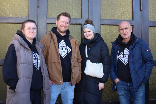 Rechts im Bild: Matthias Landsberg - Rektor und Leiter der Schillerschule mit einer starken Teambegleitung | Foto: © Jürgen Thoms 