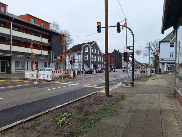 Dir Autofahrer fahren die Kreuzung zu..Fussgängerampel wird nicht gesehen..linke Seite