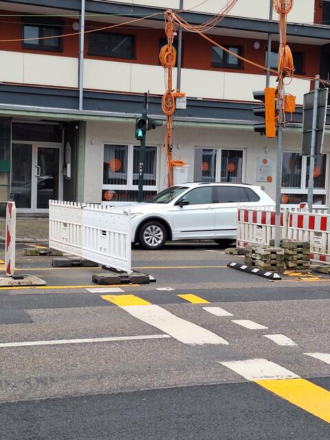 Platz da ..ich bin stärker..
Grün für Fussgänger nicht gesehen