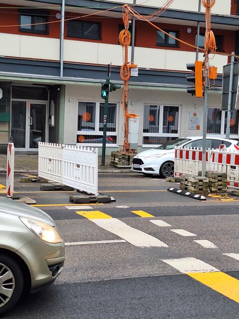 Als ich endlich drüben war..kümmerte sich keiner darum.. das Grün für Fussgänger ist