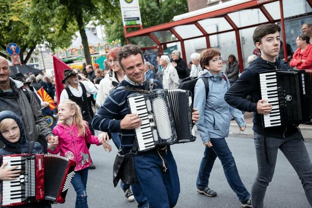 Silvester Pece lässt die Menschen an fröhlichen Klängen teilhaben. Das Foto zeigt ihn und zwei seiner Akkordeonschüler bei einem Umzug durch Gladbeck.
Foto: Pece privat
