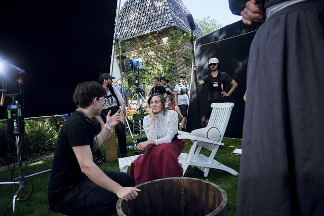 Regisseur Mark Lorei im Gespräch mit Hauptdarstellerin Milena Straube.

© ABBYLL / Goldstoff Filme