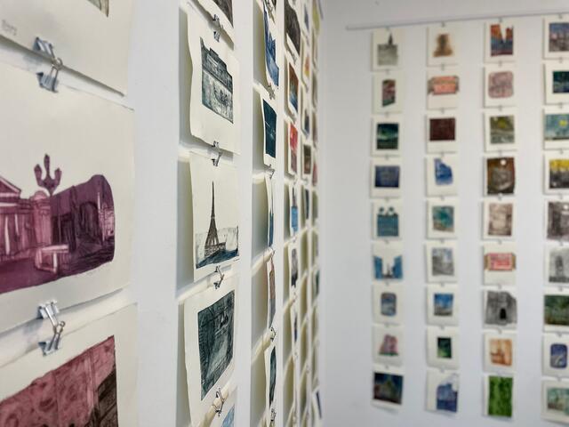 Kreative Ergebnisse der Workshops mit der Gesamtschule Duisburg-Mitte in der Ausstellungshalle der Villa Artis in Mülheim - RUHR GALLERY , Ruhrstraße 3 | Foto: Mülheimer Kunstverein KKRR