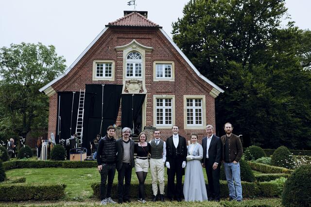 Zusammen mit Crewmitgliedern in Münster: Regisseur Mark Lorei (links) und Produzentin Lotte Ruf (Dritte von links).

© ABBYLL / Goldstoff Filme