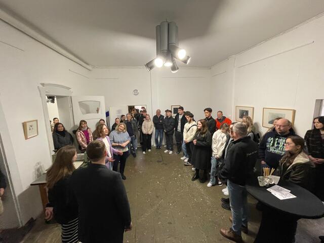 Anna Kaiser führt in die die Ausstellung ein - zum TAG DER DRUCKKUNST in der Mülheimer RUHR GALLERY am 15. März 2024 | Foto: MMKM - Museum Moderne Kunst Mülheim