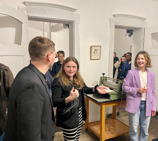 Die Mülheimer Bürgermeisterin Ann-Kathrin Allekotte bei der Eröffnungsrede und Vorstellung der ausstellenden Kunstschaffenden Anna Kaiser und Lukas Benedikt Schmidt | Foto: Mülheimer Kunstverein KKRR