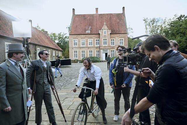 Die im Münsterland gedrehte Serie über das Leben von Luise von Kummerveldt (Milena Straube, Mitte) wird mit dem Grimme-Preis Spezial 2024 geehrt.

© ABBYLL / Goldstoff Filme