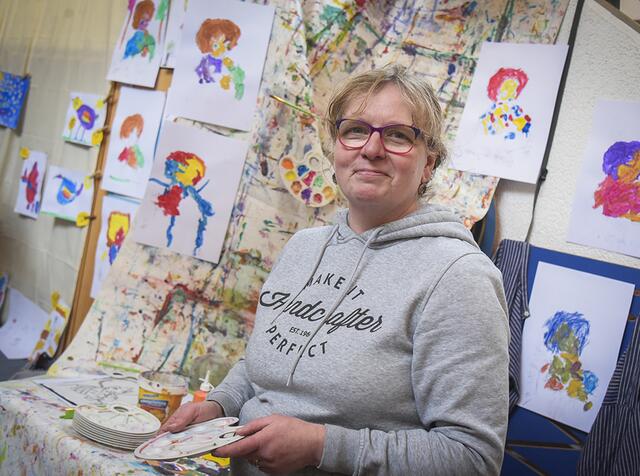 Künstlerin Susanne Nocke führte das Projekt in den Räumen der Kindertagesstätte durch. | Foto: Kirchenkreis Essen/Alexandra Roth