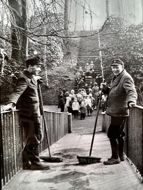 Parkpfleger auf der Brücke am Schwanenteich | Foto: Sammlung Horst-Dieter Kulliga