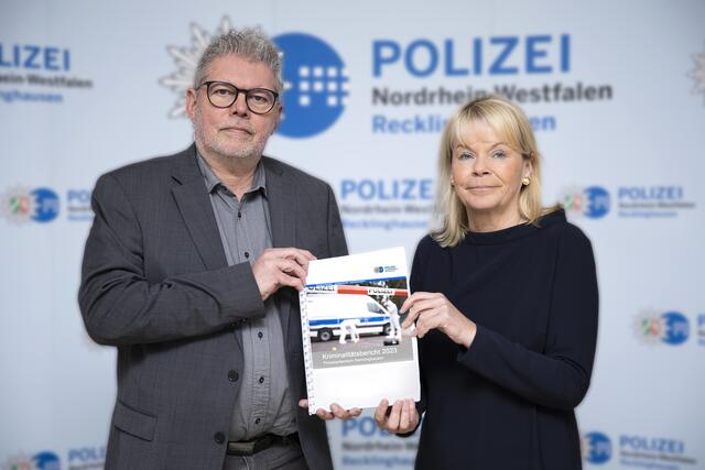 Polizeipräsidentin Friederike Zurhausen und der Leitende Polizeidirektor der Direktion Kriminalität Jürgen Häusler - Quelle: Polizeipräsidium Recklinghausen