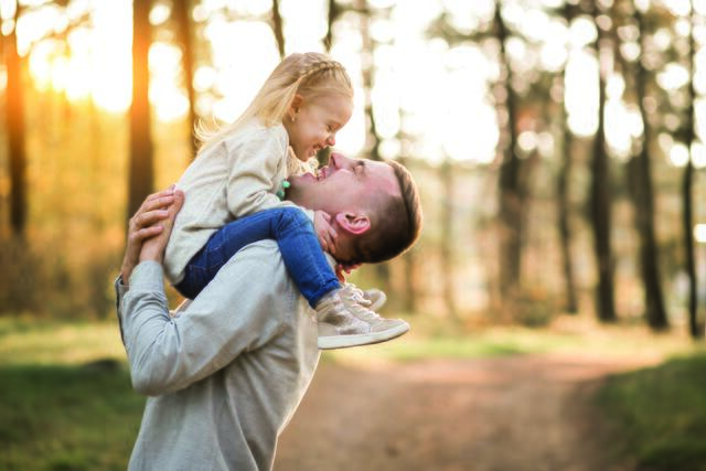 Gemeinsame Erlebnisse bei den Waldwichteln machen | Foto: freepik.com_father-daughter