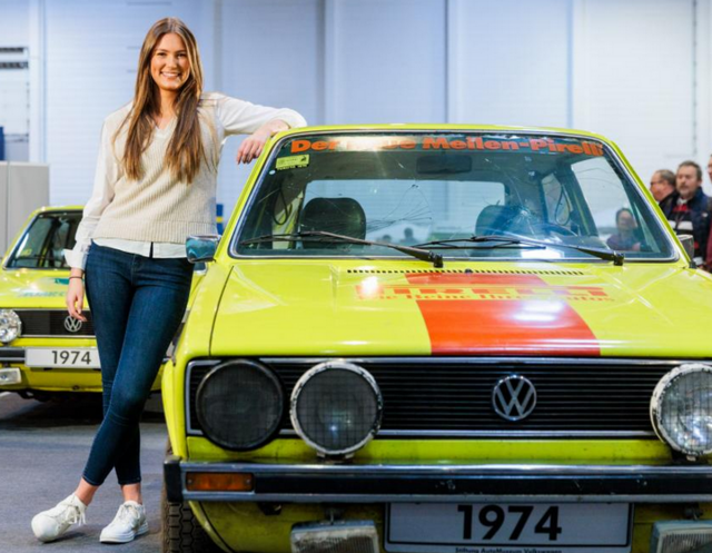 Lea präsentiert den VW Golf 1 LS (Bj. 1974) | Foto: Alex Muchnik/Messe Essen