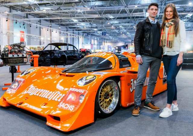 Lea &amp; David präsentieren einen Porsche der FIA-Rennserie | Foto: Alex Muchnik/Messe Essen