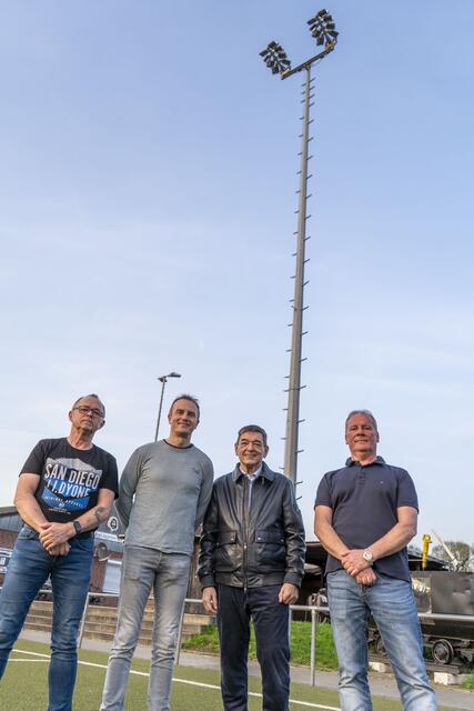 Besichtigten die neue Flutlichtanlage (v.l.): Dirk Erbling (SC Marl-Hamm), Michael Sichler (Sickingmühler SV), Bürgermeister Werner Arndt und Klaus Achtelik (SC Marl-Hamm).

© Stadt Marl / Stadtsportverband